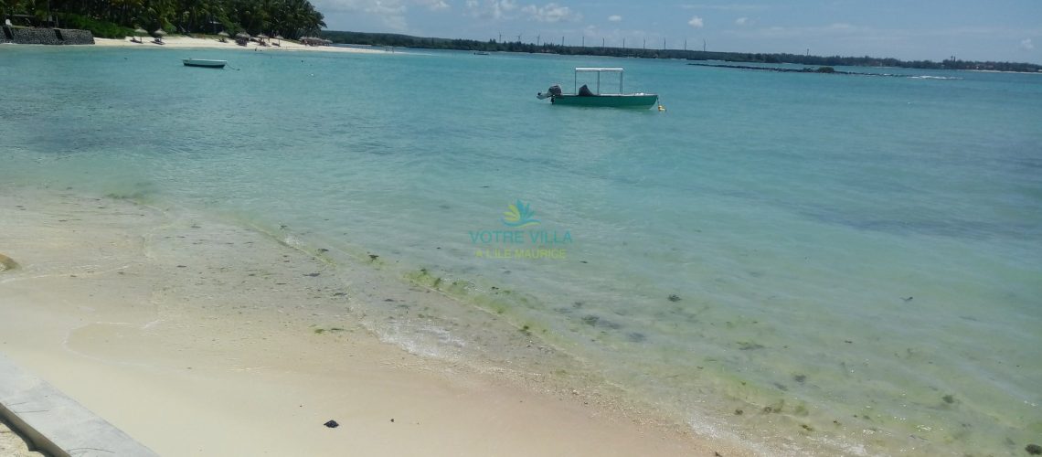 Villa Frangipane-Ile Maurice-plage sur la gauche